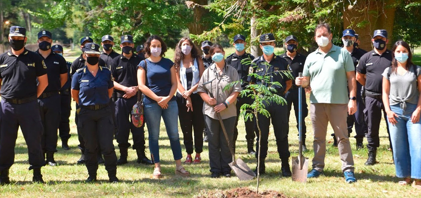El Subsecretario de Formación y Desarrollo Profesional,Javier Alonso, conmemora el Día Nacional de la Memoria en la Escuela Juan Vucetich, con la participación de instructores/as policiales en encuentro de reflexión y plantando un árbol conmemorativo.